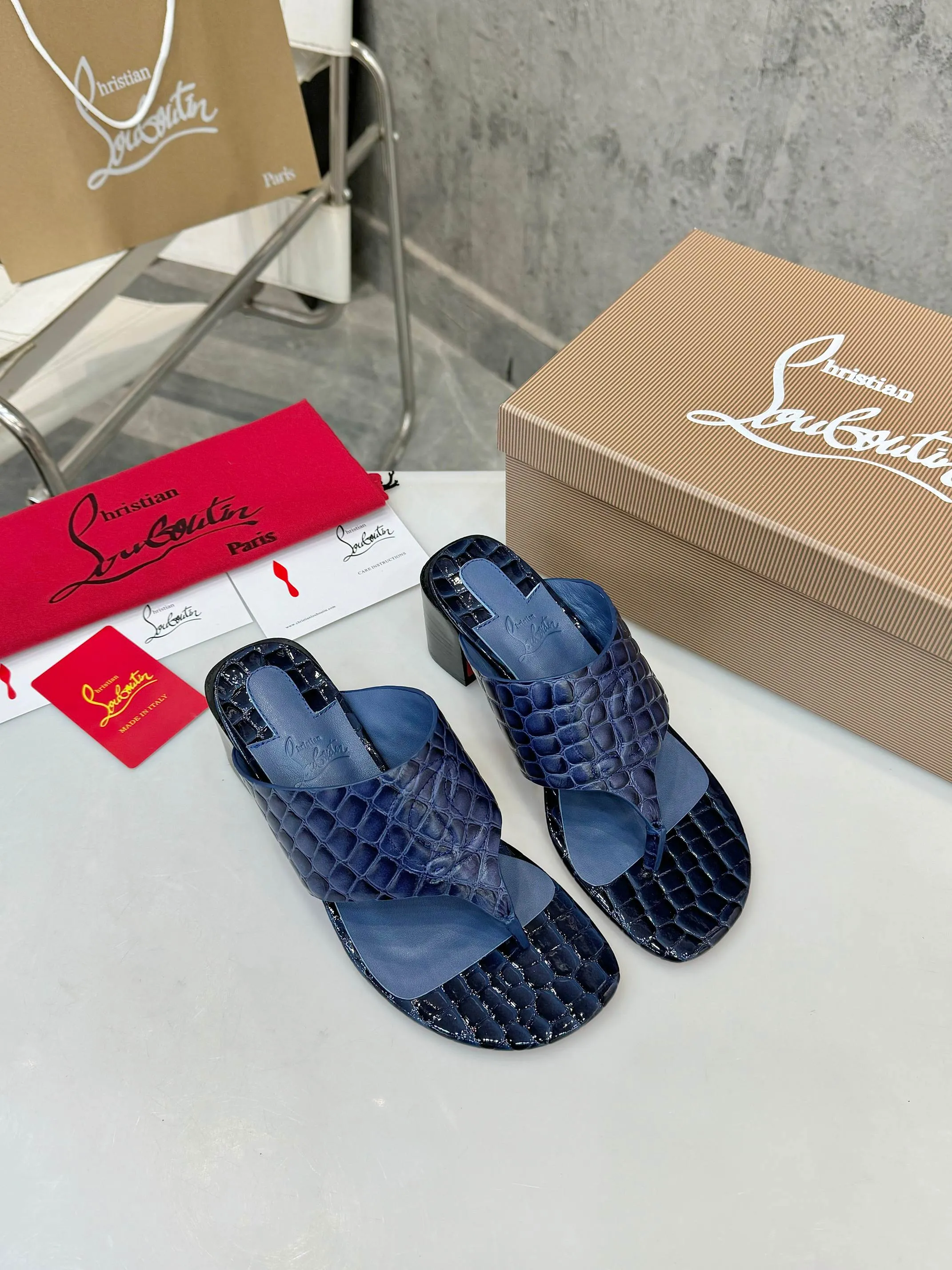 👟👟Ex-factory price 440👟👟 Genuine leather base +40 Top version Exclusive customization Purchasing level ⚡⑤ colors to choose from. Reintroducing Christian Louboutin (CL) logo design, the latest catwalk style of red-soled shoes 💥abbreviated as CL red-soled shoes T-stage catwalk style👠a fresh breeze with a touch of nobility, perfect on the feet💃elegant and crystal clear, all accessories, materials and patterns are all customized 1:1 from the original version, zero distance from the original version 1⃣Upper: crocodile pattern cowhide 2⃣Inner: sheepskin 3⃣Heel height: 7cm 4⃣🔺Original packaging 5⃣Number of yards: 35-42 yards (42 can be customized and cannot be returned or exchanged)
